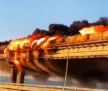 Сильный пожар на Крымском мосту