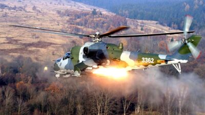 Вертолет ВВС РФ бьет по русским фашистам